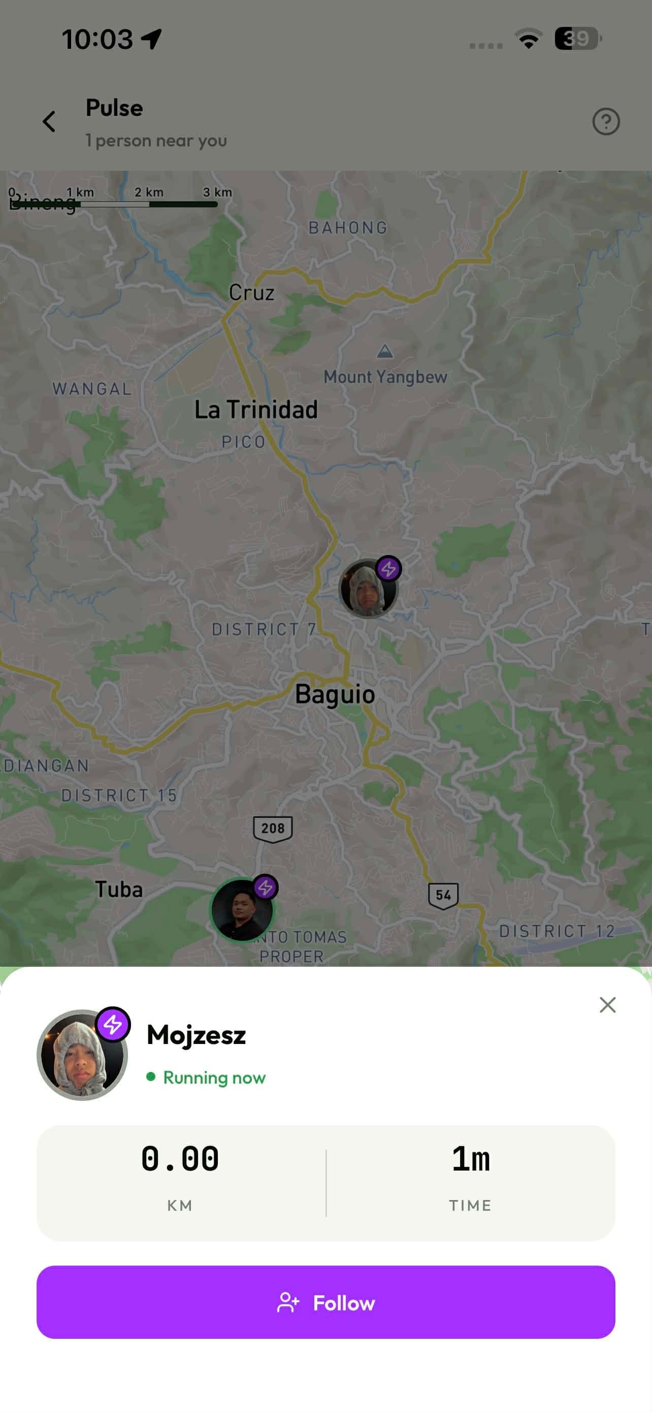 Tapping a runner reveals their live pace and follow button